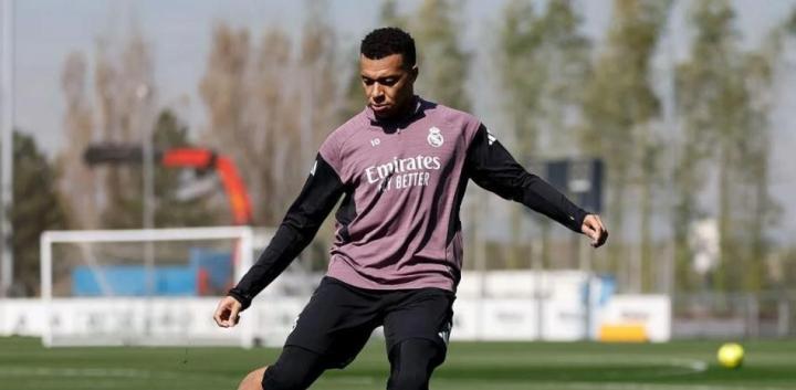 皇马备战马德里德比大战;姆巴佩顺利完成合练强度。 体育新闻