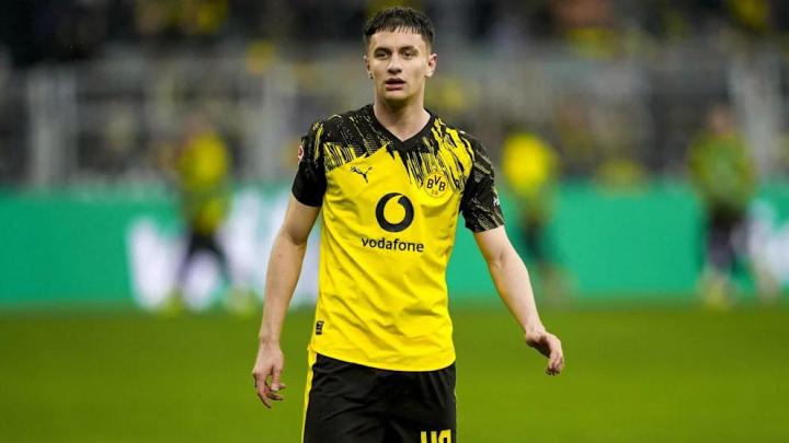  多特蒙德加速年轻化进程，雷贾尼续约在即；18岁中卫迎来关键时刻。 体育新闻