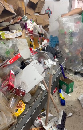 珠海工业区出租屋垃圾堆积事件曝光;房东花费精力清理后选择宽容处理;两年半租期结束带来反思。 房产家居