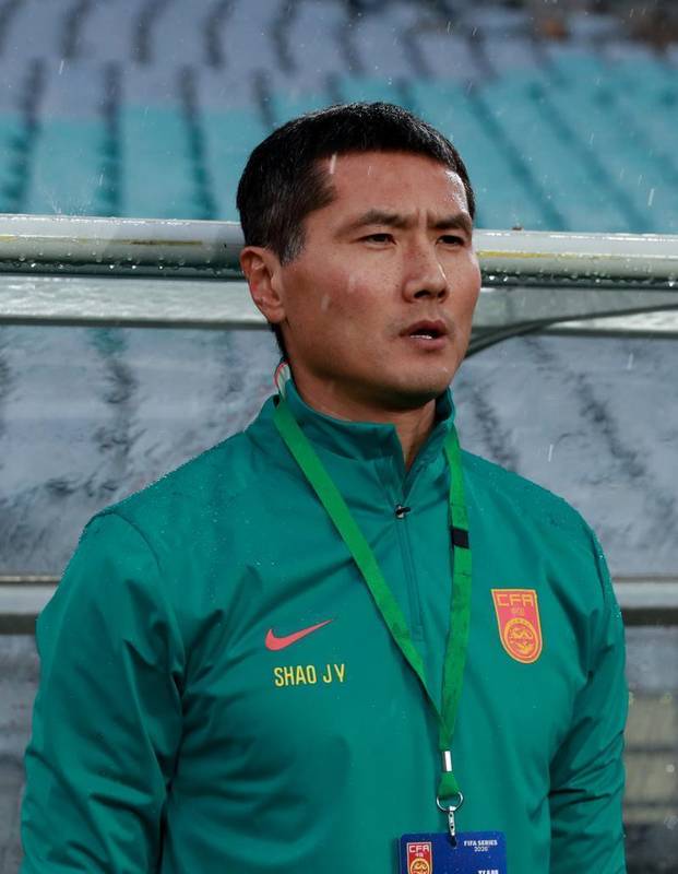  赛场迷雾与突围真相：邵佳一的执教首秀为何是场意外实验？ 体育新闻